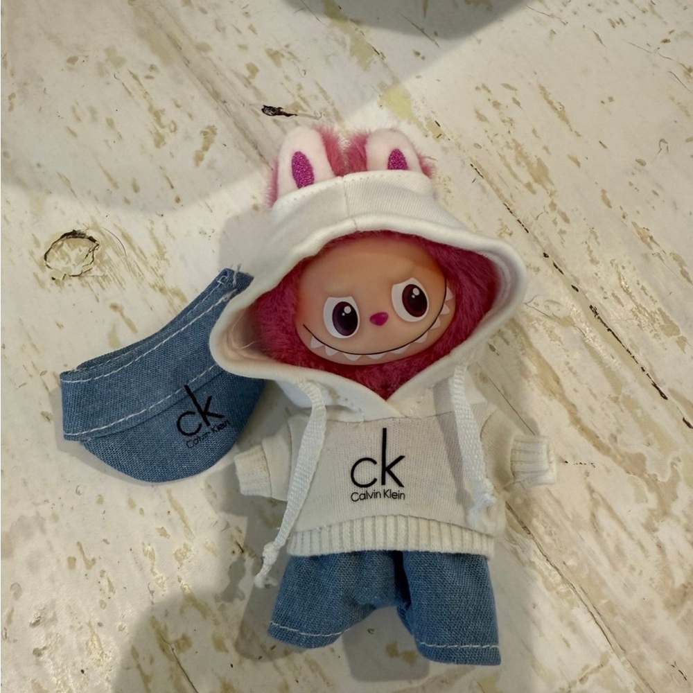 Labubu pin for love v4 outfit